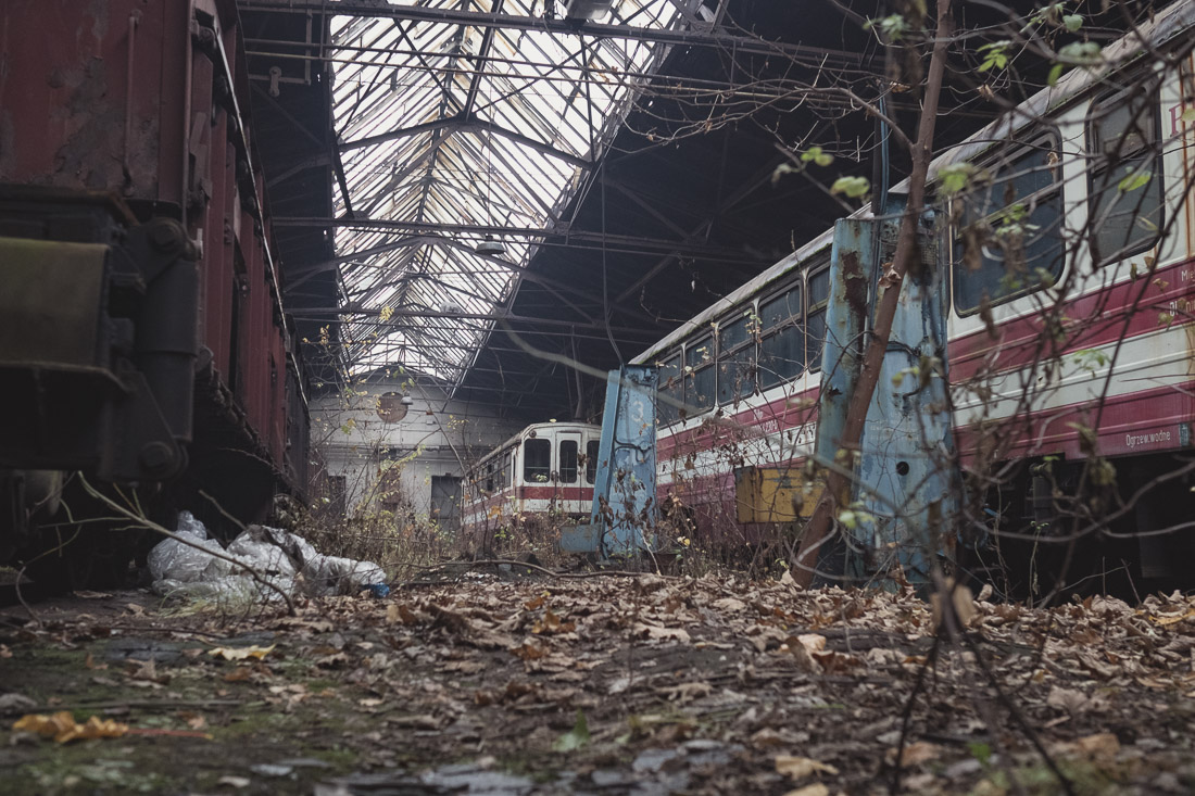 anna rusilko fotografia photography opuszczony zakład naprawy kolei pociągi urbex abandoned trains