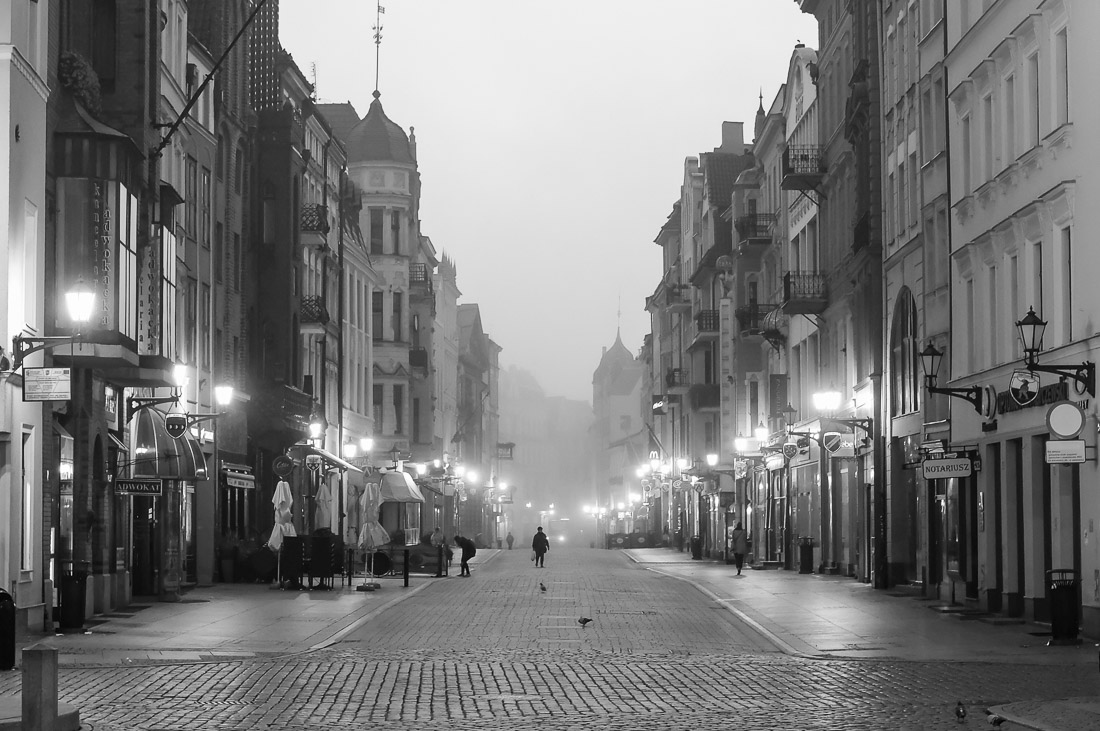 anna rusilko fotografia photography toruń jesień street photo czarno-białe black and white mgła fog