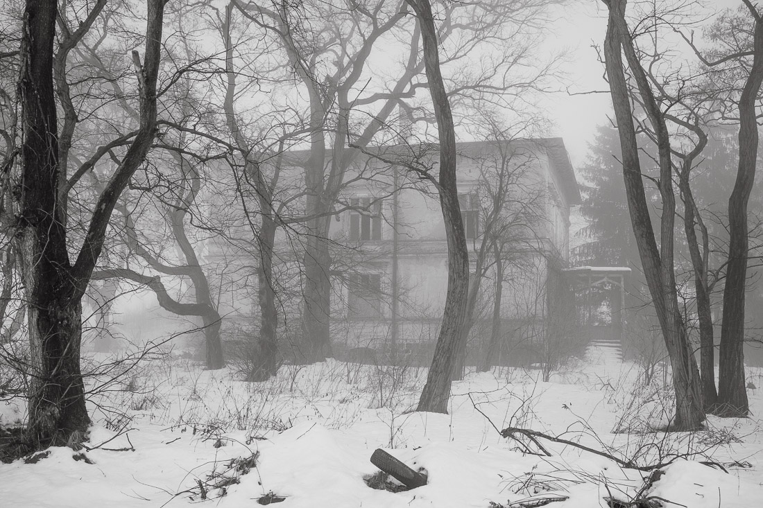 anna rusilko fotografia photography opuszczony dom abandoned house urbex wieś village fog mgła mist